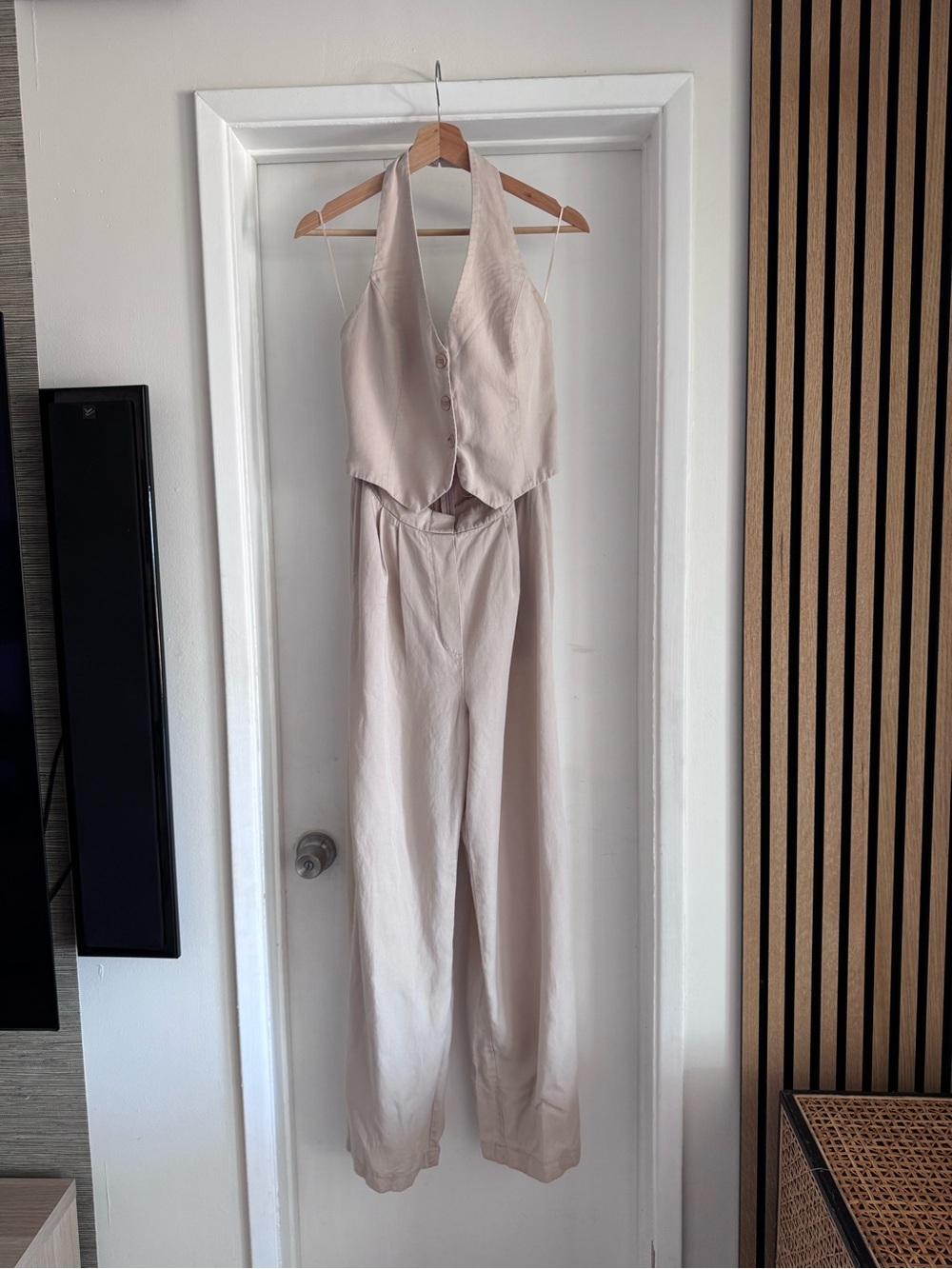 Astr The Label Cream Sleeveless V-Neck Cropped Vest with Wide-Leg Pants - Picture 7 of 15